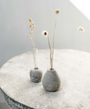Lade das Bild in den Galerie-Viewer, Leeff &quot;Mini Vase Maud&quot; beton | Glas - Wohndeko
