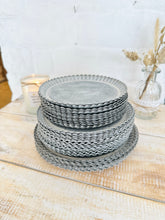 Lade das Bild in den Galerie-Viewer, Kerzenuntersetzer Kerzenteller "Cake" Zink Metall