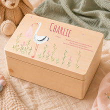 Lade das Bild in den Galerie-Viewer, Erinnerungsbox Baby mit Deckel Motiv Storch Mädchen personalisiert – Ansicht 1