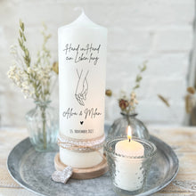 Charger l'image dans la galerie, Hochzeitskerze "Christine" Kranz Blätterzweig Eukalyptus - personalisiert