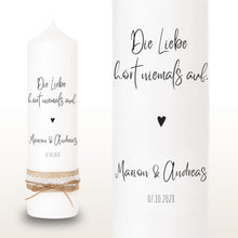 Lade das Bild in den Galerie-Viewer, Hochzeitskerze "Bonnie" mit Spruch "Die Liebe hört niemals auf" - personalisiert