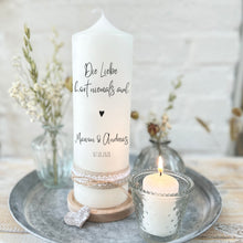 Charger l'image dans la galerie, Hochzeitskerze "Bonnie" mit Spruch "Die Liebe hört niemals auf" - personalisiert