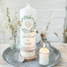Lade das Bild in den Galerie-Viewer, Hochzeitskerze "Lara" Eukalyptuskranz Ringe - personalisiert