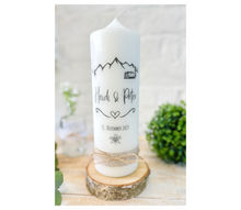 Charger l'image dans la galerie, Hochzeitskerze "Heidi" Berghochzeit | Berge | Bäume | Tannen | Hütte | Herz | schwarz - personalisiert