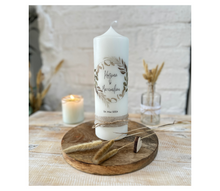 Charger l'image dans la galerie, Hochzeitskerze "Kosima" Boho | Blätter | Federn | beige | braun - personalisiert