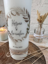 Charger l'image dans la galerie, Hochzeitskerze "Kosima" Boho | Blätter | Federn | beige | braun - personalisiert