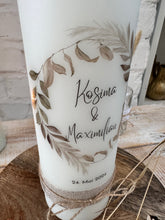Charger l'image dans la galerie, Hochzeitskerze "Kosima" Boho | Blätter | Federn | beige | braun - personalisiert