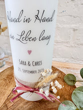 Charger l'image dans la galerie, Bougie de mariage "Main dans la main pour la vie" disant - personnalisée