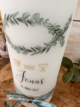 Lade das Bild in den Galerie-Viewer, Taufkerze "Jonas" Fisch | Eukalyptus - personalisiert