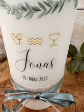 Lade das Bild in den Galerie-Viewer, Taufkerze "Jonas" Fisch | Eukalyptus - personalisiert