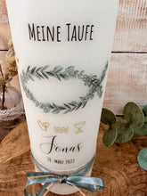 Lade das Bild in den Galerie-Viewer, Taufkerze "Jonas" Fisch | Eukalyptus - personalisiert