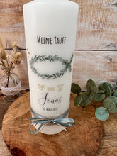 Lade das Bild in den Galerie-Viewer, Taufkerze "Jonas" Fisch | Eukalyptus - personalisiert