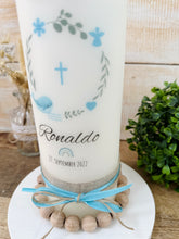 Lade das Bild in den Galerie-Viewer, Taufkerze " Ronaldo " Kranz christliche Symbole - personalisiert