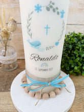 Lade das Bild in den Galerie-Viewer, Taufkerze " Ronaldo " Kranz christliche Symbole - personalisiert