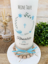 Lade das Bild in den Galerie-Viewer, Taufkerze " Ronaldo " Kranz christliche Symbole - personalisiert