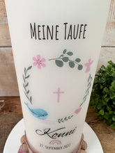 Charger l'image dans la galerie, Taufkerze "Konni" Kranz christliche Symbole - personalisiert