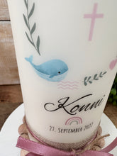 Charger l'image dans la galerie, Taufkerze "Konni" Kranz christliche Symbole - personalisiert