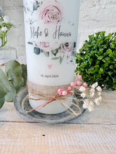 Charger l'image dans la galerie, Hochzeitskerze "Rieke"  Blumen | Rosen | Herz | Blätter | altrosa - personalisiert