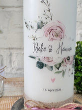 Charger l'image dans la galerie, Hochzeitskerze "Rieke"  Blumen | Rosen | Herz | Blätter | altrosa - personalisiert