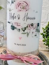 Charger l'image dans la galerie, Hochzeitskerze "Rieke"  Blumen | Rosen | Herz | Blätter | altrosa - personalisiert