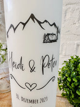 Charger l'image dans la galerie, Hochzeitskerze "Heidi" Berghochzeit | Berge | Bäume | Tannen | Hütte | Herz | schwarz - personalisiert