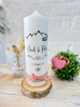 Charger l'image dans la galerie, Hochzeitskerze "Heidi" Berghochzeit | Berge | Bäume | Tannen | Hütte | Herz | schwarz - personalisiert