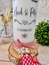 Charger l'image dans la galerie, Hochzeitskerze "Heidi" Berghochzeit | Berge | Bäume | Tannen | Hütte | Herz | schwarz - personalisiert
