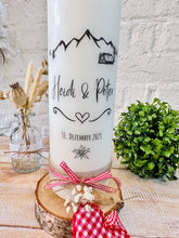 Charger l'image dans la galerie, Hochzeitskerze "Heidi" Berghochzeit | Berge | Bäume | Tannen | Hütte | Herz | schwarz - personalisiert
