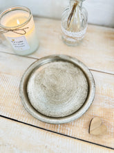 Lade das Bild in den Galerie-Viewer, Kerzenuntersetzer Kerzenteller "Kleo" silberfarben Zink Metall