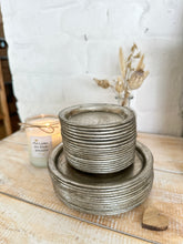 Lade das Bild in den Galerie-Viewer, Kerzenuntersetzer Kerzenteller "Kleo" silberfarben Zink Metall