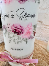 Charger l'image dans la galerie, Hochzeitskerze "Mirijam" Blumenkranz | Eukalyptus | altrosa - personalisiert