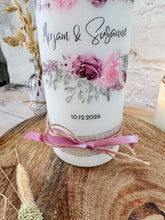Charger l'image dans la galerie, Hochzeitskerze "Mirijam" Blumenkranz | Eukalyptus | altrosa - personalisiert