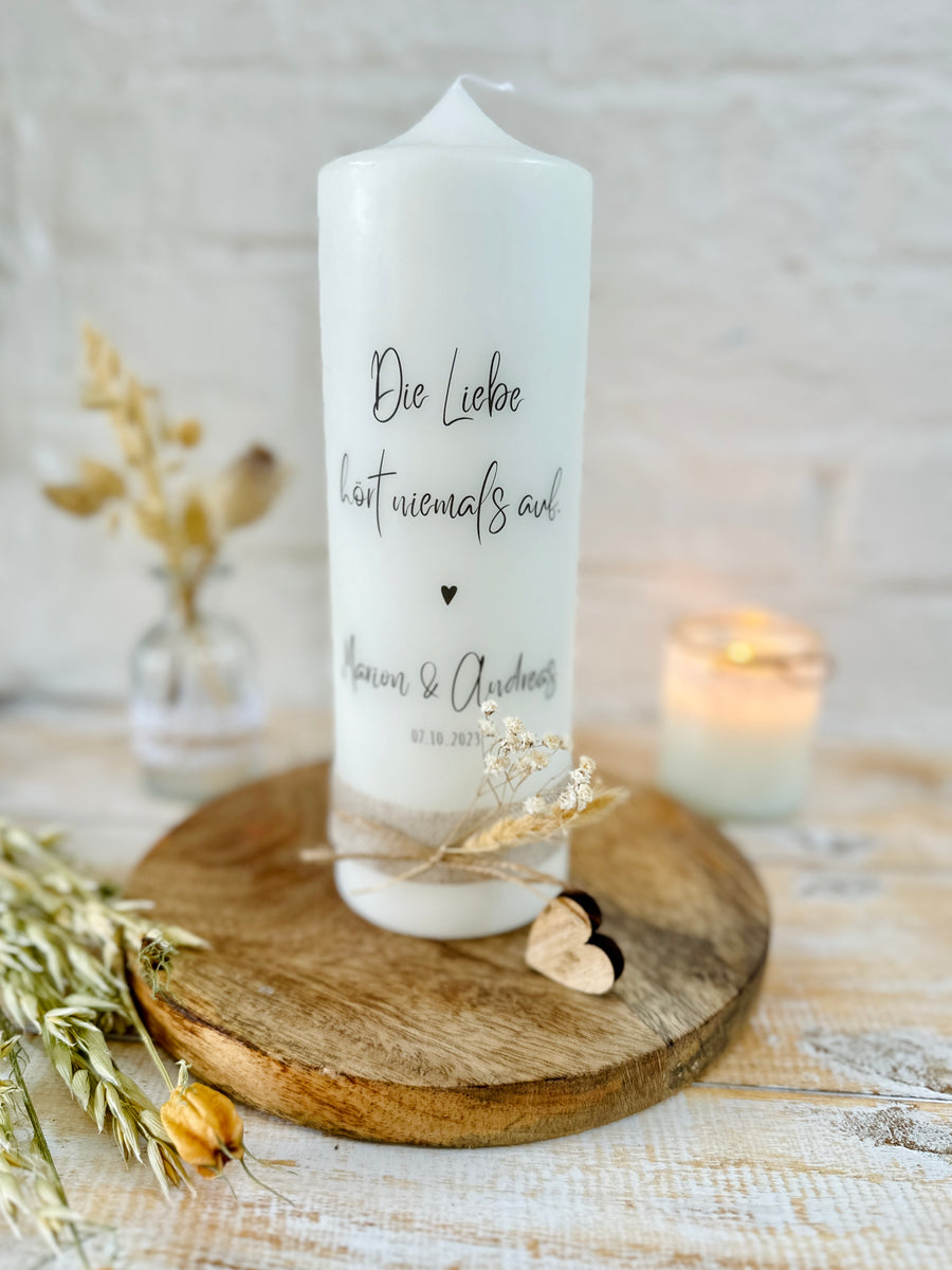 Hochzeitskerze "Bonnie" mit Spruch "Die Liebe hört niemals auf" pers