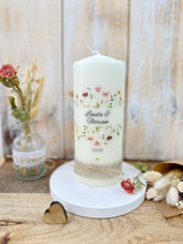 Charger l'image dans la galerie, Hochzeitskerze "Marietta" Blumenkranz | Kranz | altrosa - personalisiert