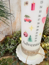 Lade das Bild in den Galerie-Viewer, Weihnachtskerze/Adventskerze "Leif Adventszeit " mit Zahlen 1-24