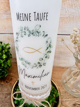 Charger l'image dans la galerie, Taufkerze "Heiner Spitze" Kranz | Blätterkranz | Eukalyptus- personalisiert