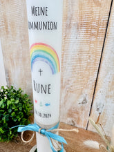 Charger l'image dans la galerie, Kommunionkerze "Rune" Regenbogen - personalisiert
