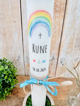 Charger l'image dans la galerie, Kommunionkerze "Rune" Regenbogen - personalisiert