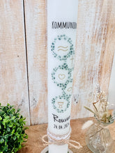 Charger l'image dans la galerie, Kommunionkerze "Rene Spitze" Eukalyptus christliche Symbole - personalisiert