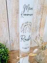 Charger l'image dans la galerie, Kommunionkerze "Rachel" Blumen Regenbogen - personalisiert