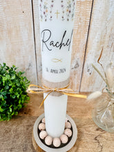 Charger l'image dans la galerie, Kommunionkerze "Rachel" Blumen Regenbogen - personalisiert