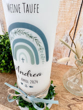 Lade das Bild in den Galerie-Viewer, Taufkerze / Konfirmationskerze "Andrea" Regenbogen Eukalyptus blau - personalisiert