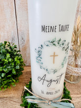 Charger l'image dans la galerie, Taufkerze "August" Kranz | Blätterkranz | Eukalyptus- personalisiert