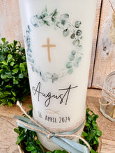 Charger l'image dans la galerie, Taufkerze "August" Kranz | Blätterkranz | Eukalyptus- personalisiert