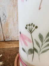 Lade das Bild in den Galerie-Viewer, Taufkerze / Konfirmationskerze "Feline" Blumen Boho - personalisiert