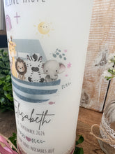 Load image into Gallery viewer, Taufkerze Arche Noah “Elisabeth“ | Boot | Kreuz| Spruch “Die Liebe hört... “ - personalisiert