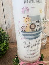 Load image into Gallery viewer, Taufkerze Arche Noah “Elisabeth“ | Boot | Kreuz| Spruch “Die Liebe hört... “ - personalisiert