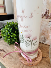 Charger l'image dans la galerie, Hochzeitskerze "Camilla" Blumenwiese | altrosa - personalisiert
