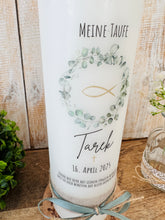 Load image into Gallery viewer, Taufkerze “Tarek“ Eukalyptuskranz | Kreuz | Fisch | Spruch Vorderseite “Denn Gott hat ... “ - personalisiert
