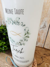 Load image into Gallery viewer, Taufkerze “Tarek“ Eukalyptuskranz | Kreuz | Fisch | Spruch Vorderseite “Denn Gott hat ... “ - personalisiert